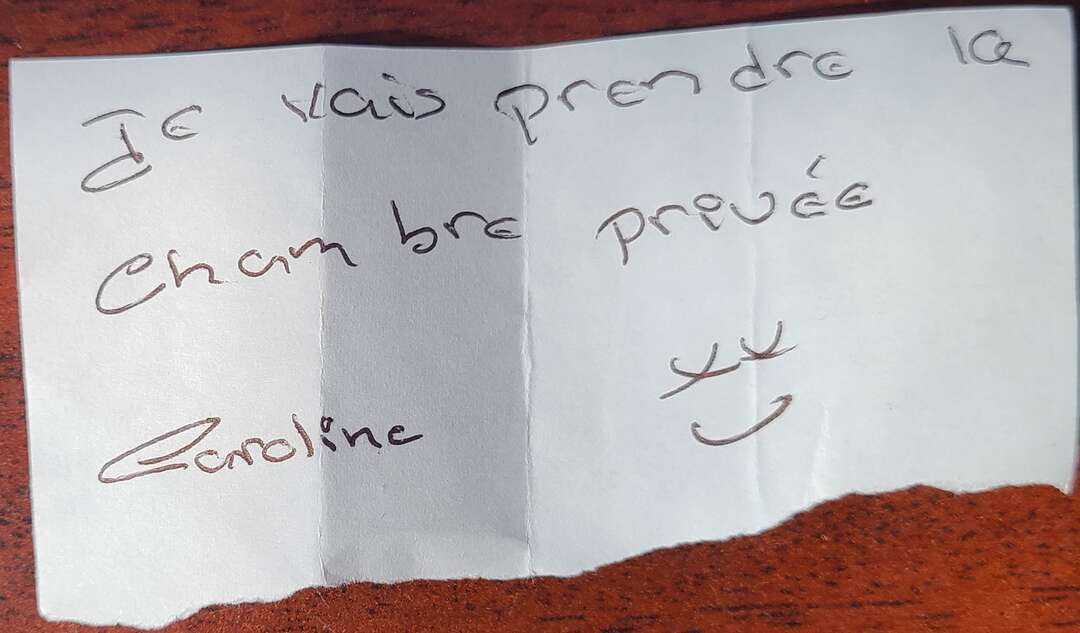 Je vais prendre la chambre privée Caroline