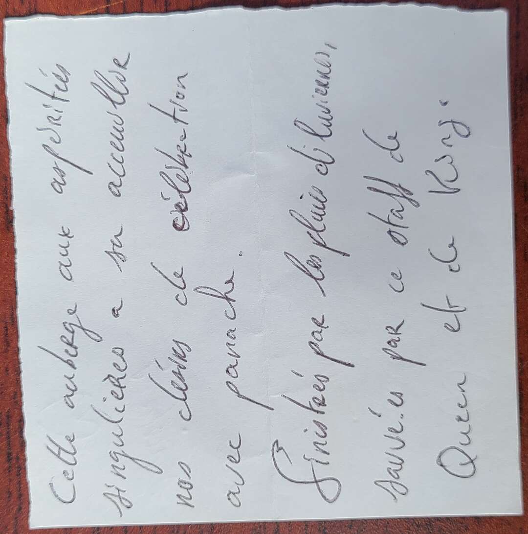 Cette auberge aux aspéritées singulières a su acceuillir nos désirs de eiufeiuhfction avec panache. Sinistrés par les pluies diluviennes, sauvées par ce staff de Queen et de King.